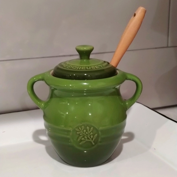 Le Creuset Other - Le Creuset Olive 🫒 Jar w/Bamboo Fork